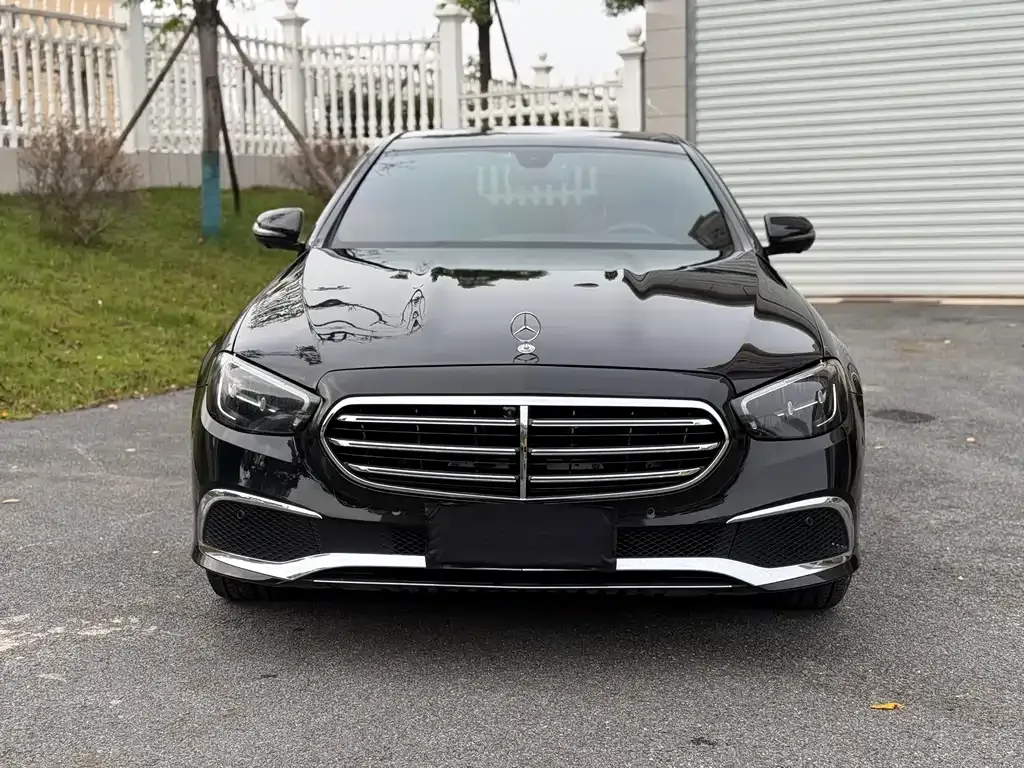 Mercedes-Benz E-Class — фото 1