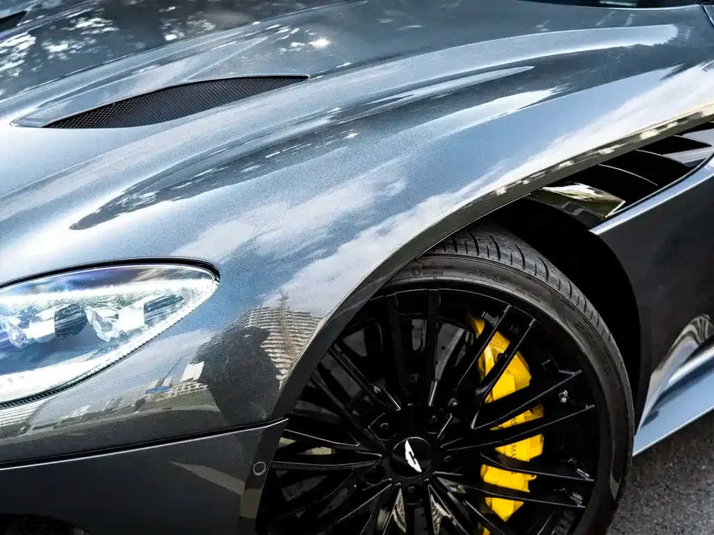 Aston Martin DBS — фото 10