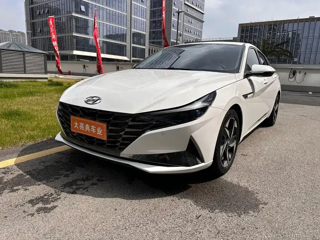Hyundai Elantra — фото 1