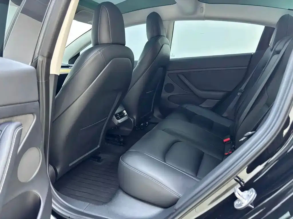 Tesla Model 3 — фото 10