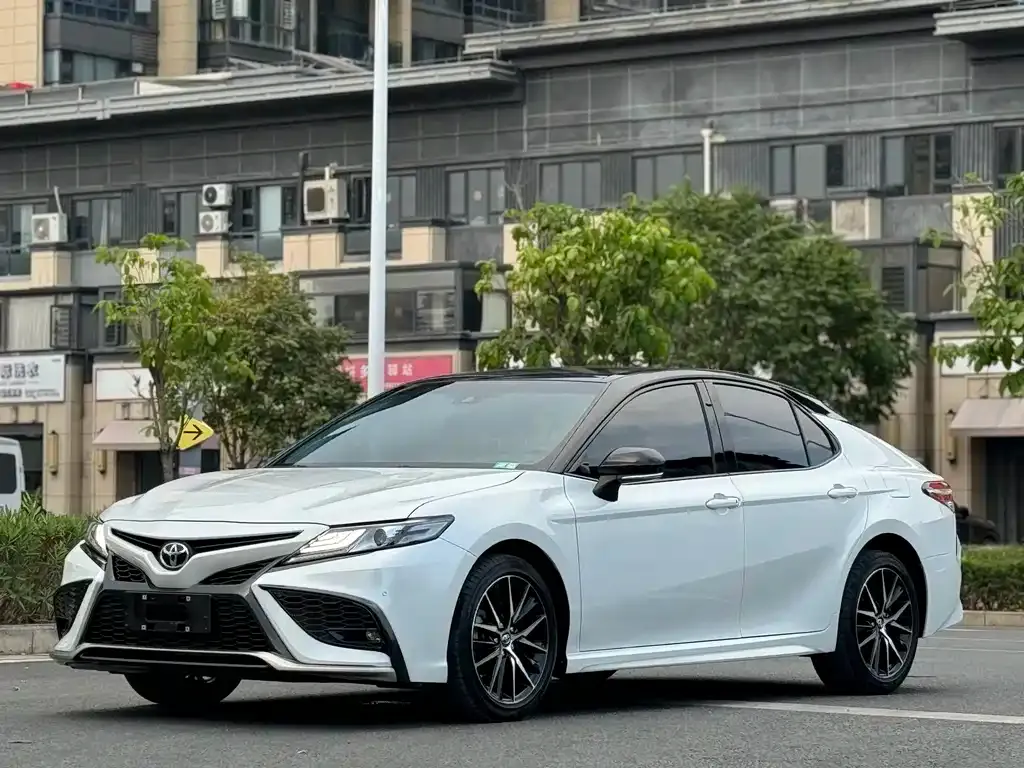 Toyota Camry — фото 1