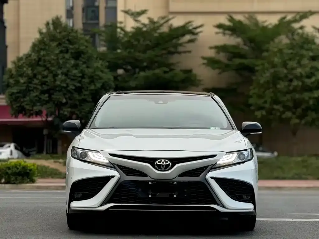 Toyota Camry — фото 4