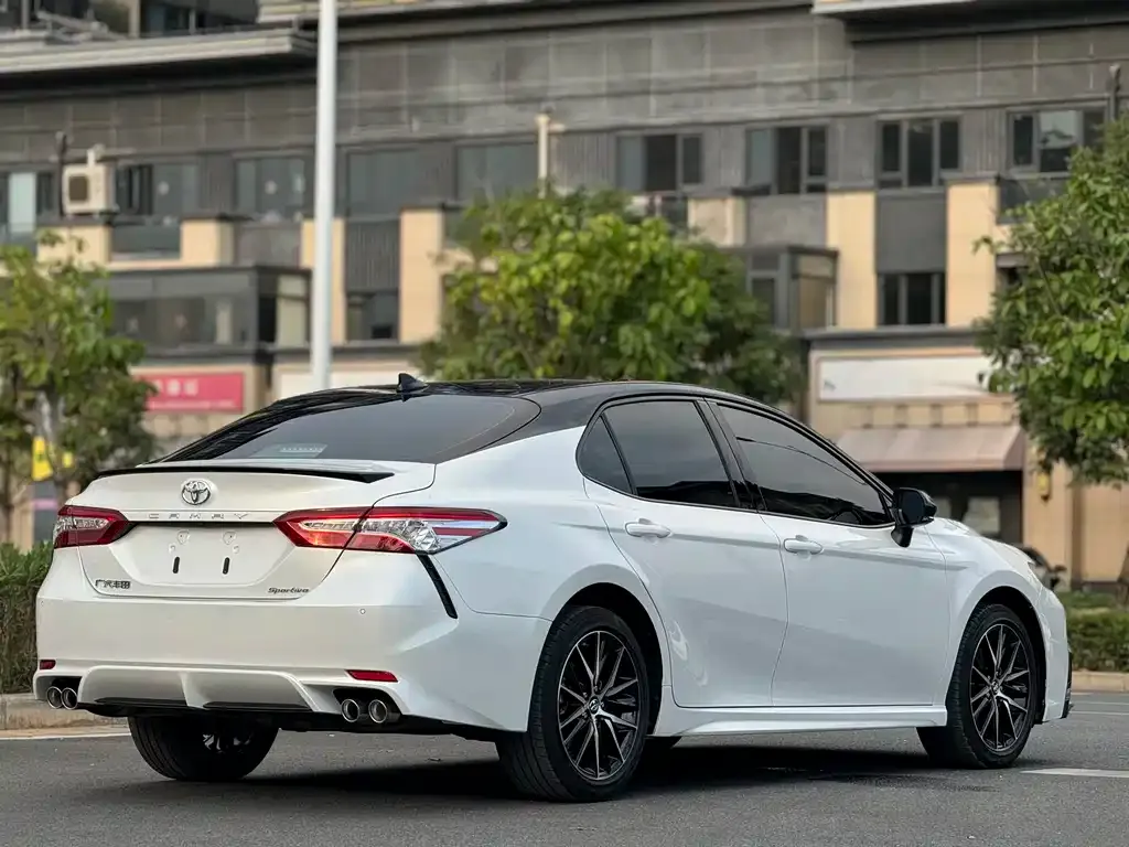 Toyota Camry — фото 10