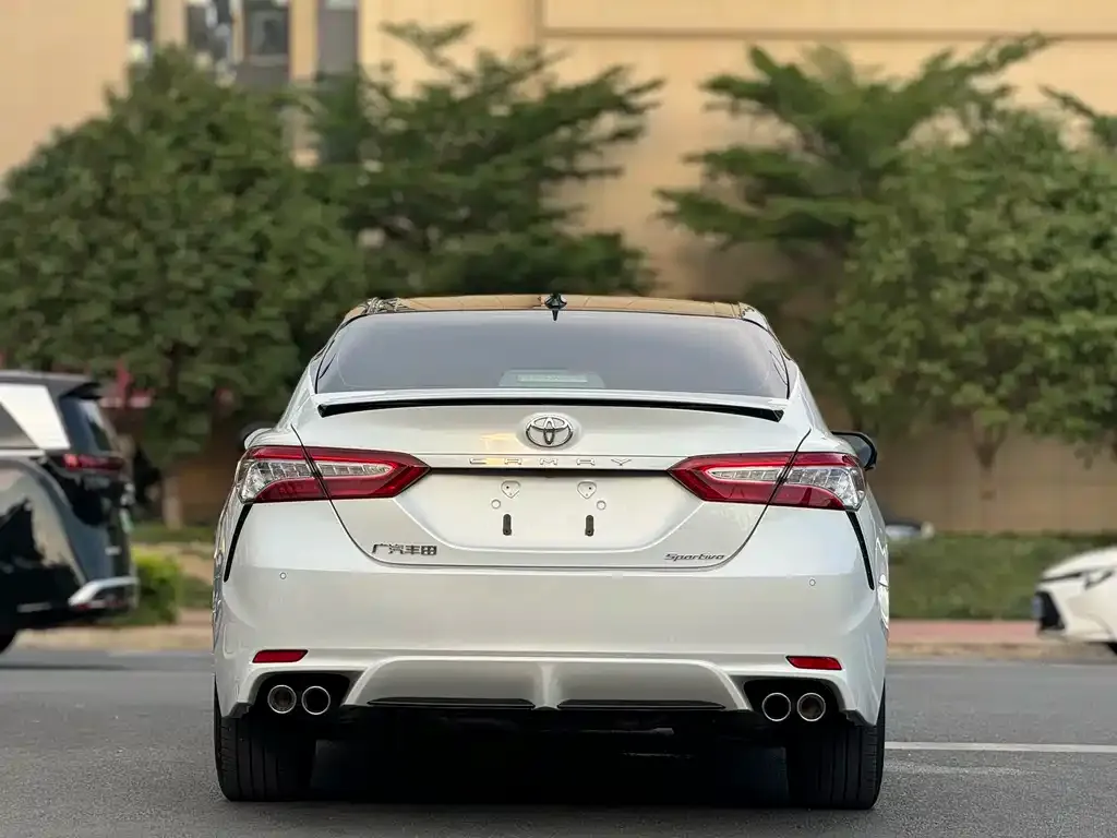 Toyota Camry — фото 8