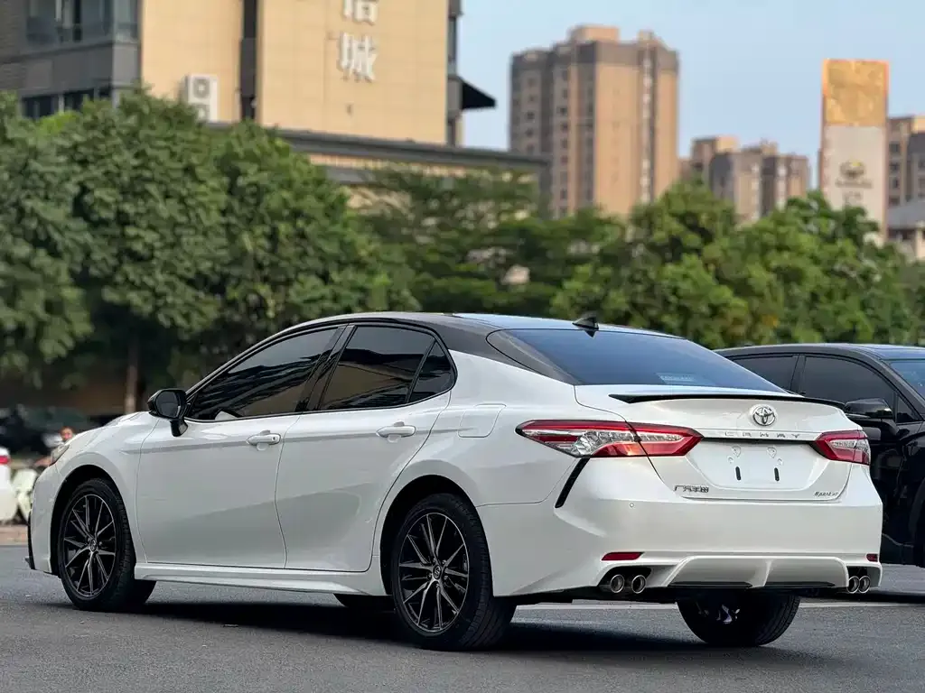 Toyota Camry — фото 2