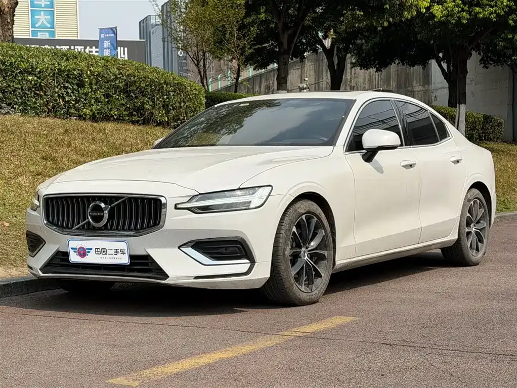 Volvo S60 — фото 1