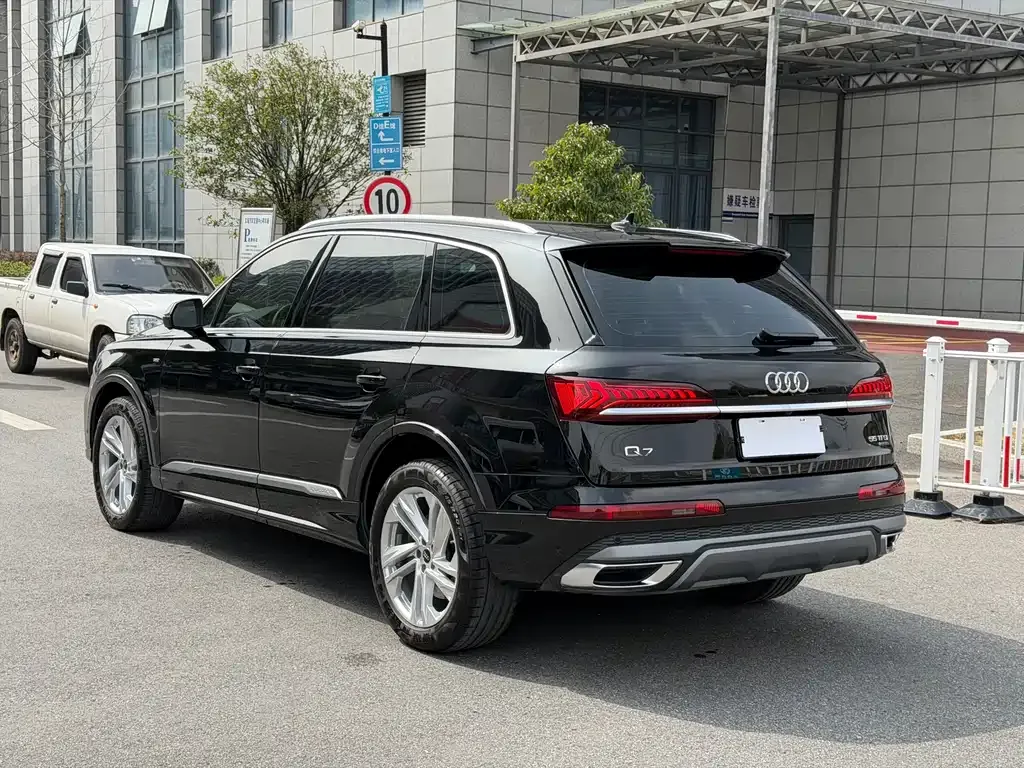Audi Q7 2024 из CN, фото 10
