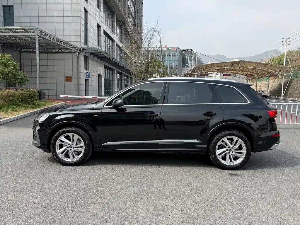 Audi Q7 2024 из CN, фото 4