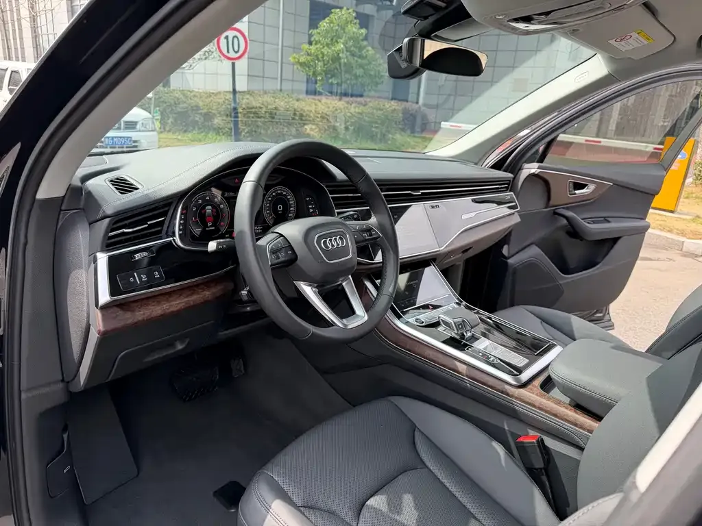 Audi Q7 2024 из CN, фото 2
