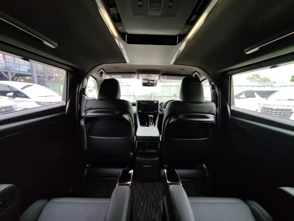 Toyota Alphard — фото 2