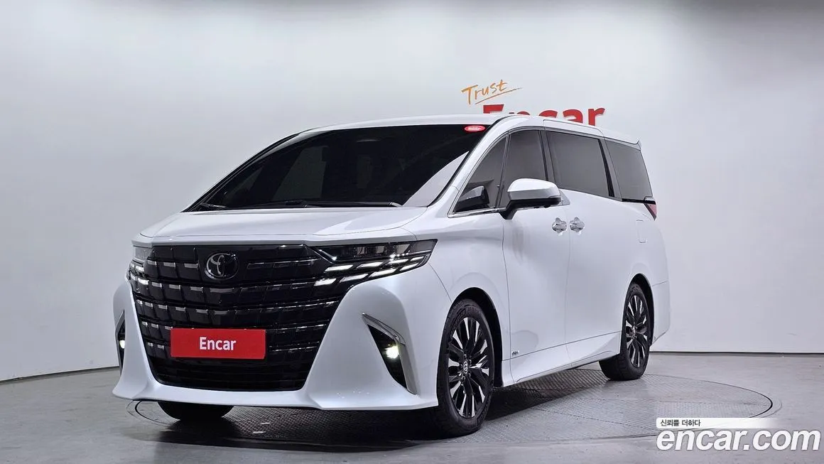 Toyota Alphard — фото 1