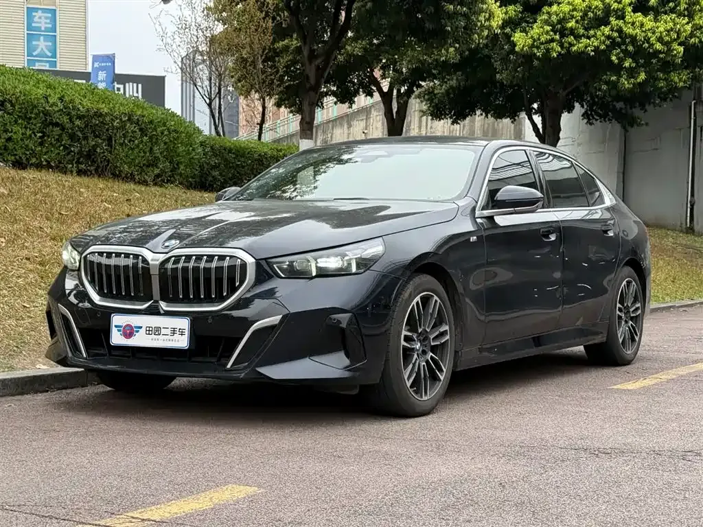 BMW 5 Series — фото 1