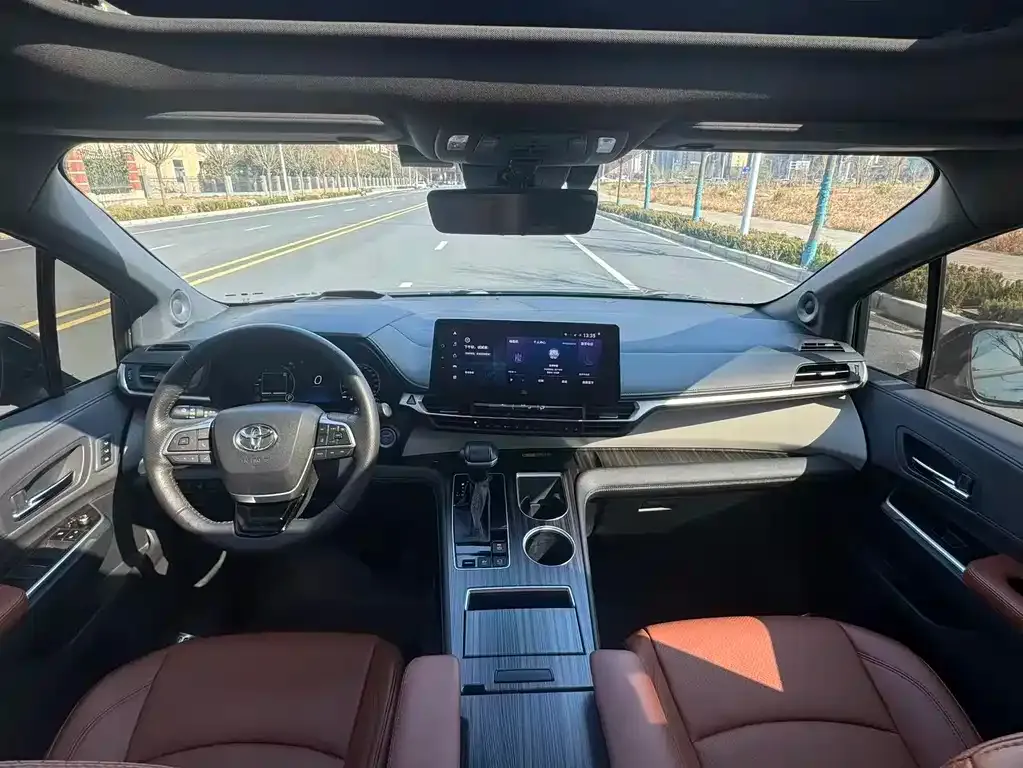 Toyota Granvia 2023 из CN, фото 4