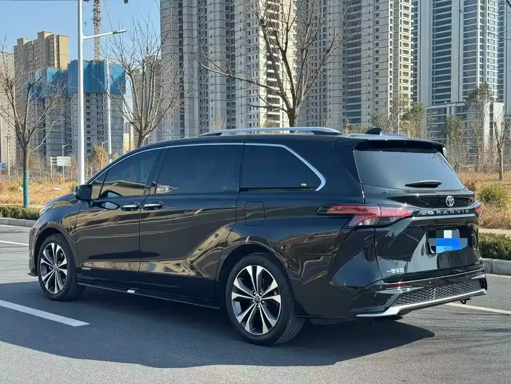Toyota Granvia 2023 из CN, фото 5