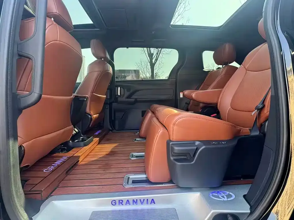 Toyota Granvia 2023 из CN, фото 10