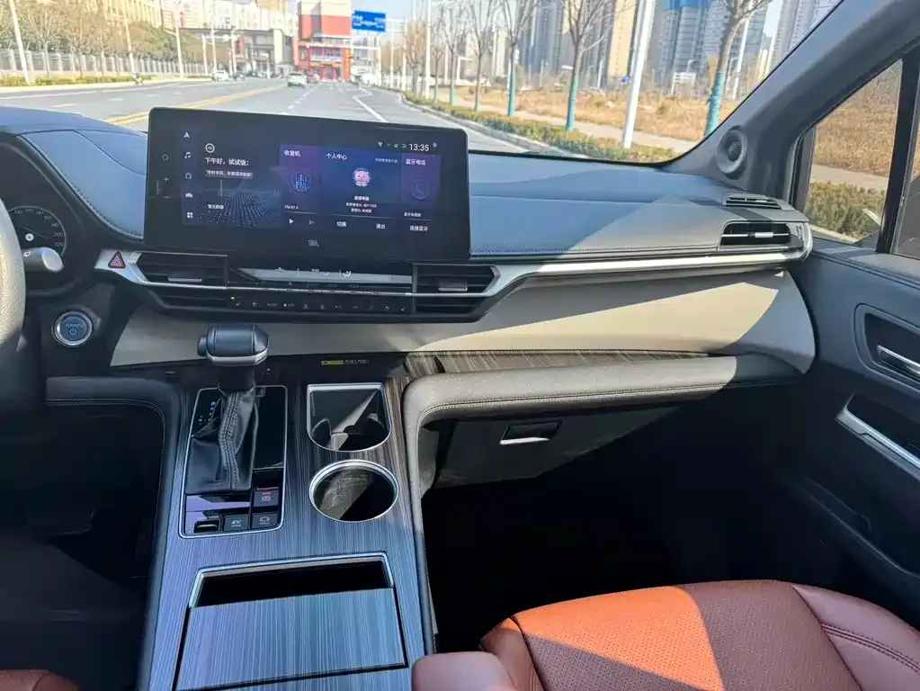 Toyota Granvia 2023 из CN, фото 8