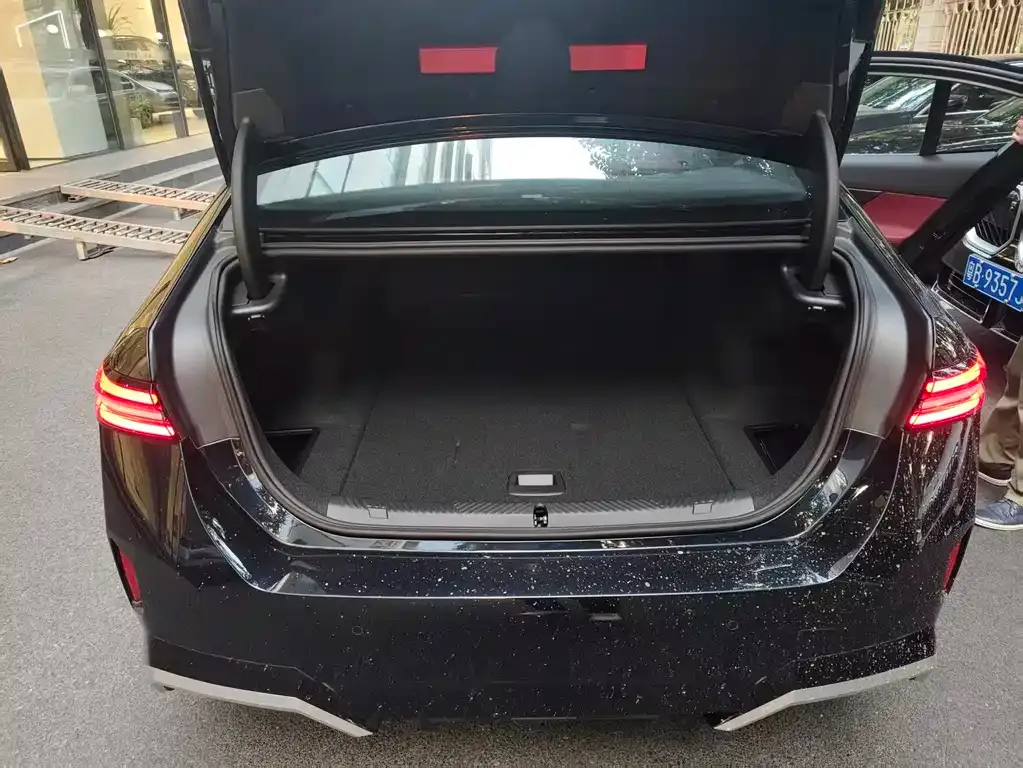 BMW i5 2025 из CN, фото 8