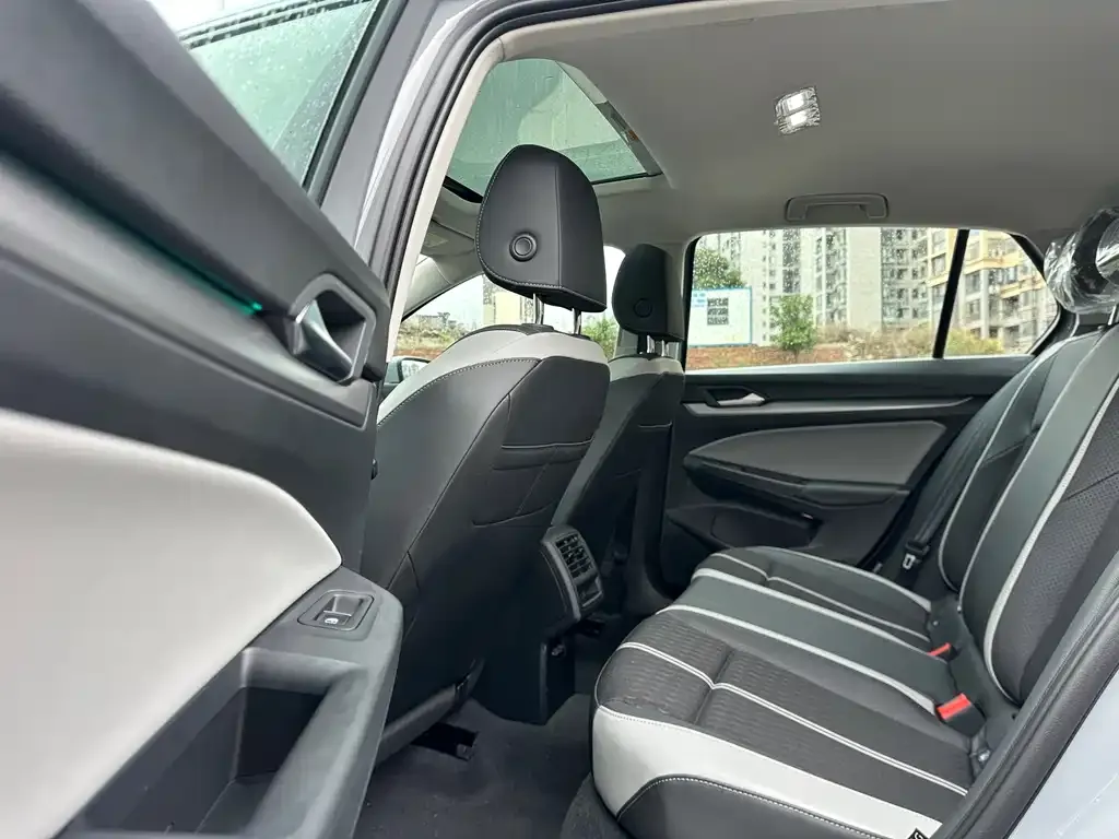 Volkswagen Golf 2025 из CN, фото 4