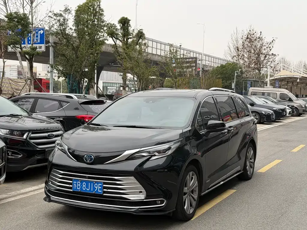 Toyota Sienna 2023 из CN, фото 1