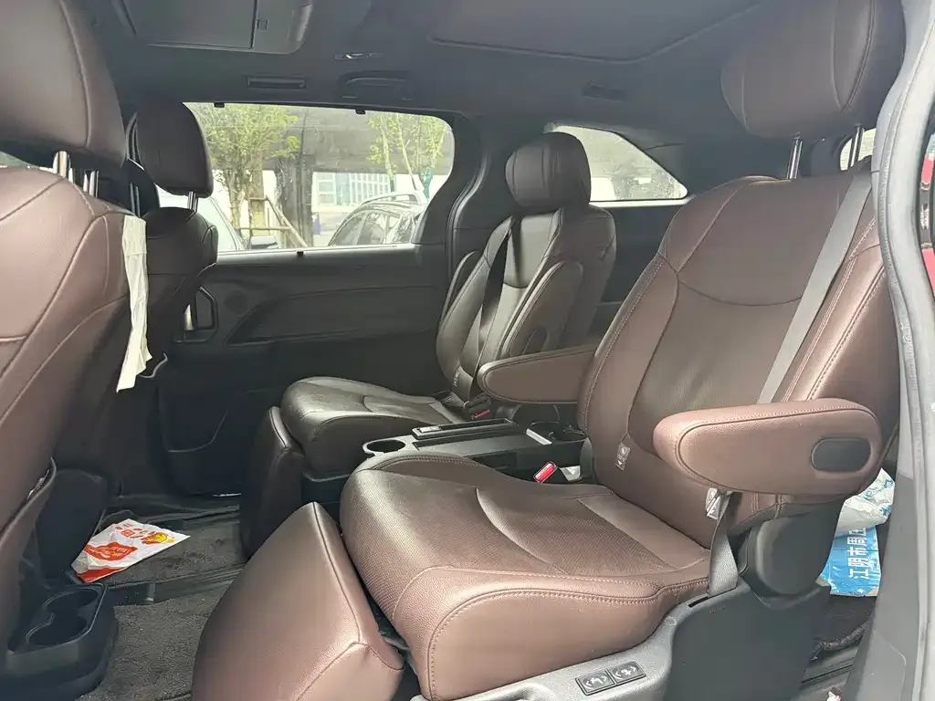 Toyota Sienna 2023 из CN, фото 3