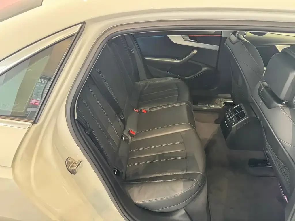 Audi A4L 2021 из CN, фото 7