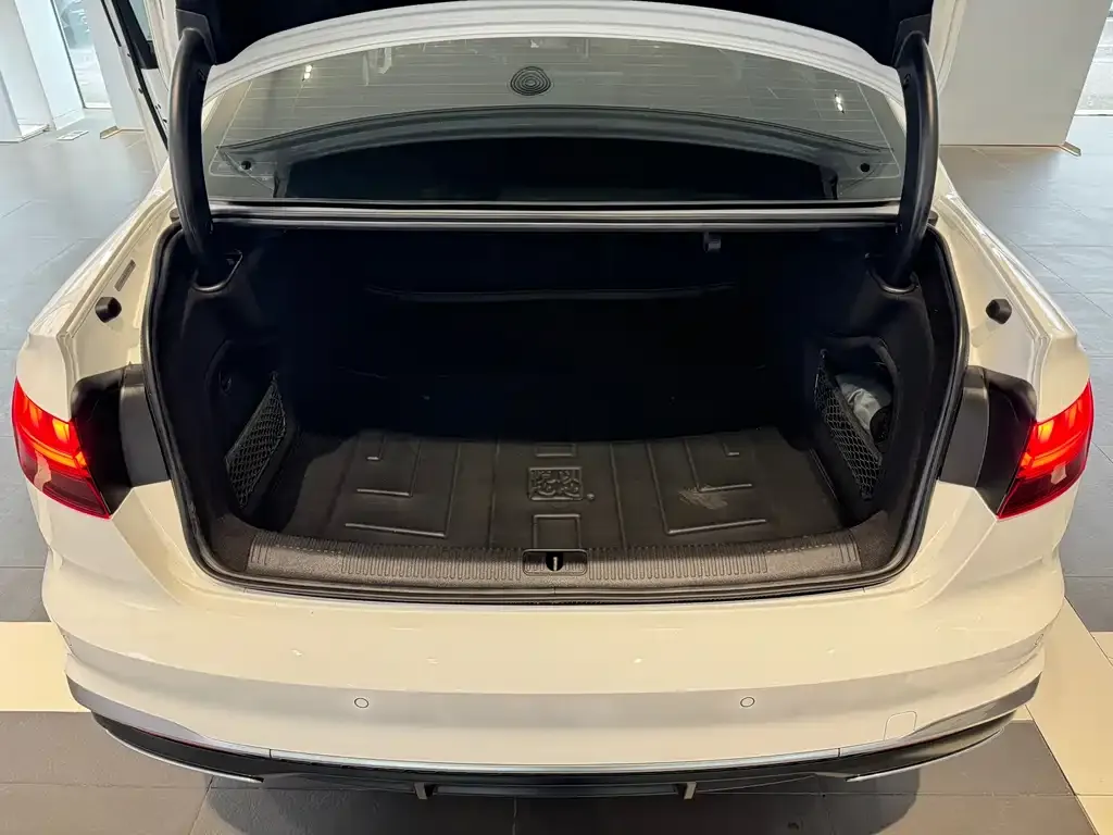 Audi A4L 2021 из CN, фото 6