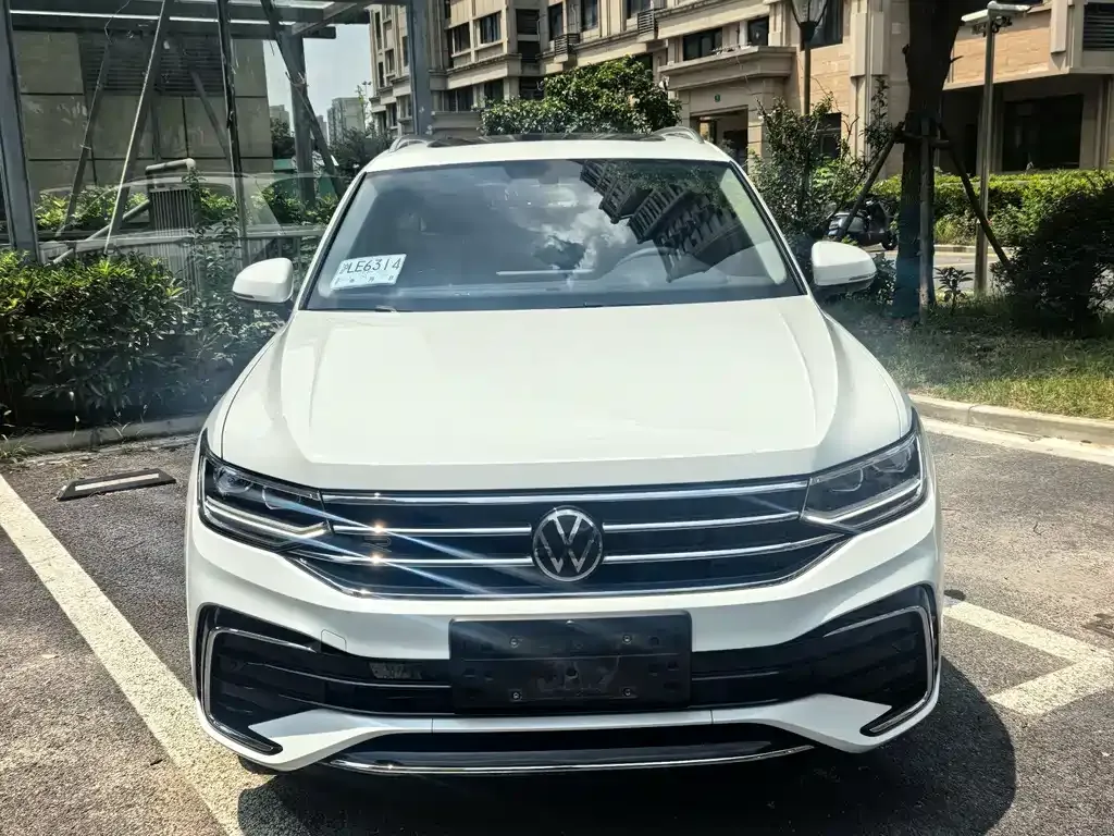 Volkswagen Tiguan L — фото 1
