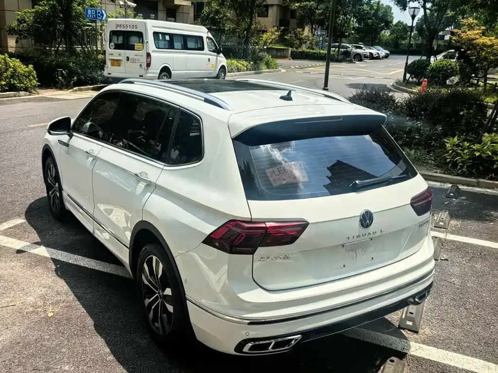 Volkswagen Tiguan L — фото 10