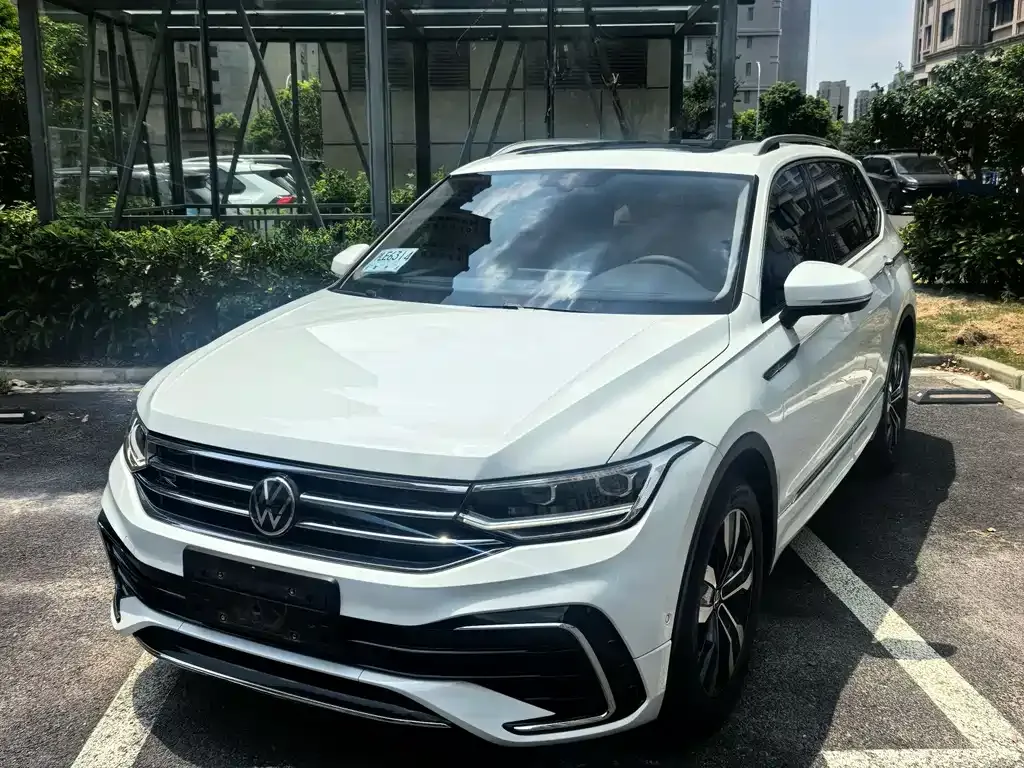 Volkswagen Tiguan L — фото 9