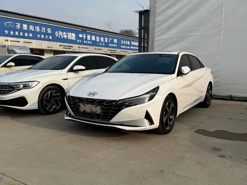 Hyundai Elantra — фото 1