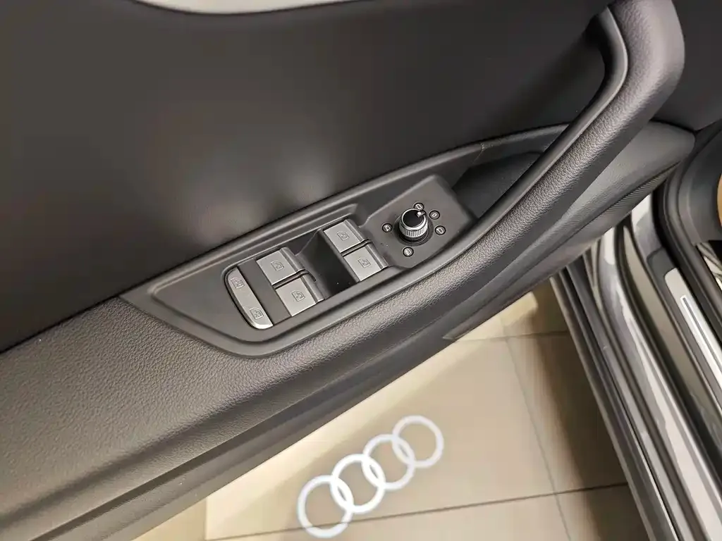Audi A4L 2024 из CN, фото 8