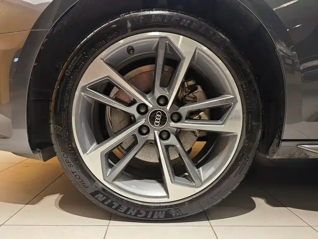 Audi A4L 2024 из CN, фото 6