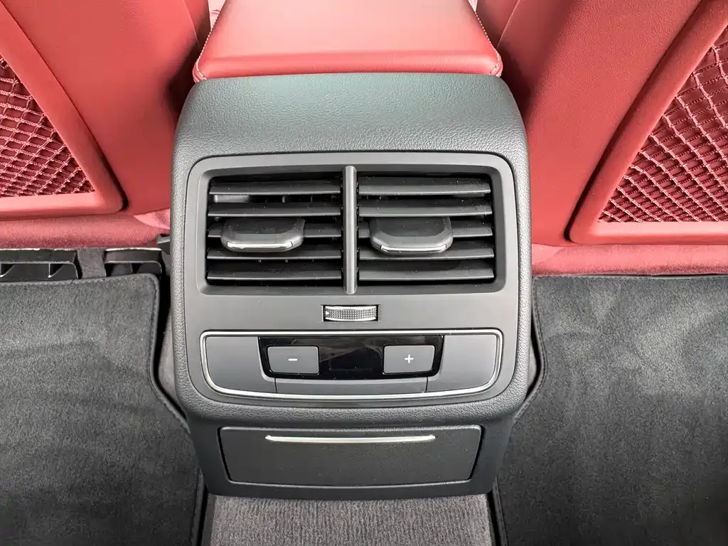Audi A4L 2024 из CN, фото 4