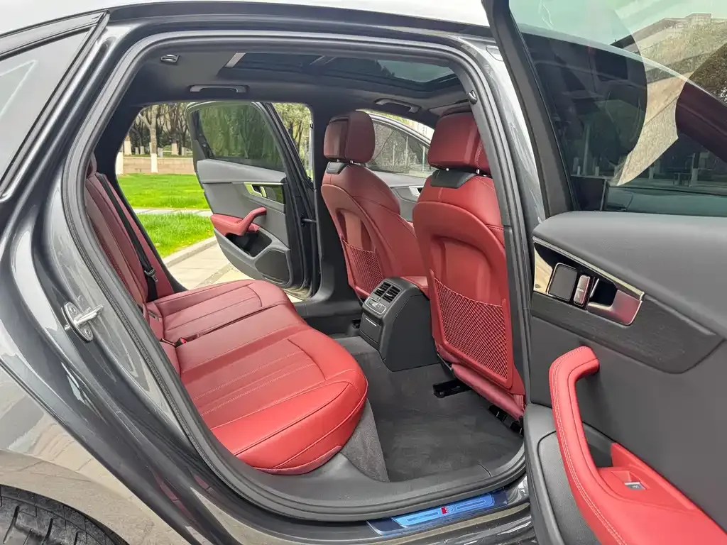 Audi A4L 2024 из CN, фото 2