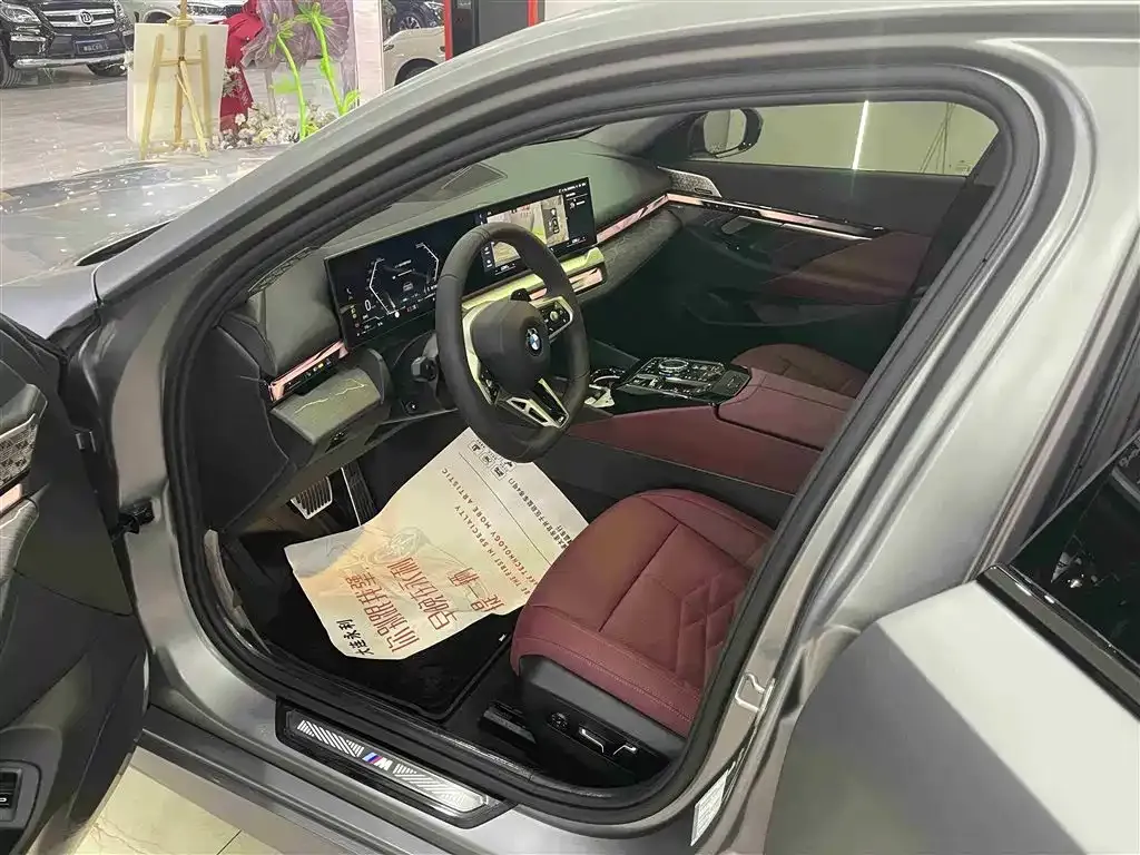 BMW 5 Series 2026 из CN, фото 7
