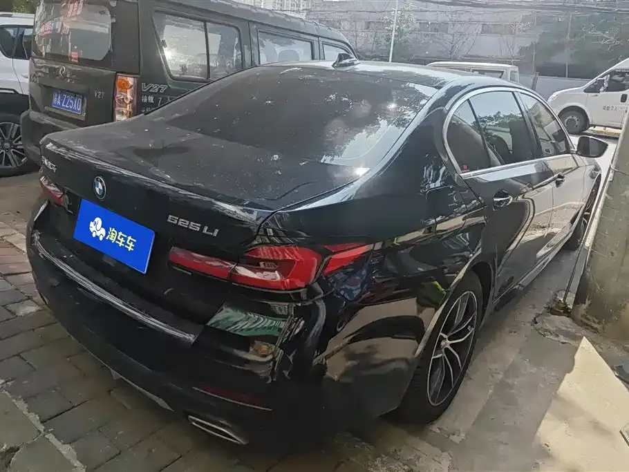 BMW 5 Series 2023 из CN, фото 9