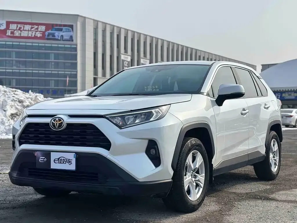 Toyota RAV4 — фото 1