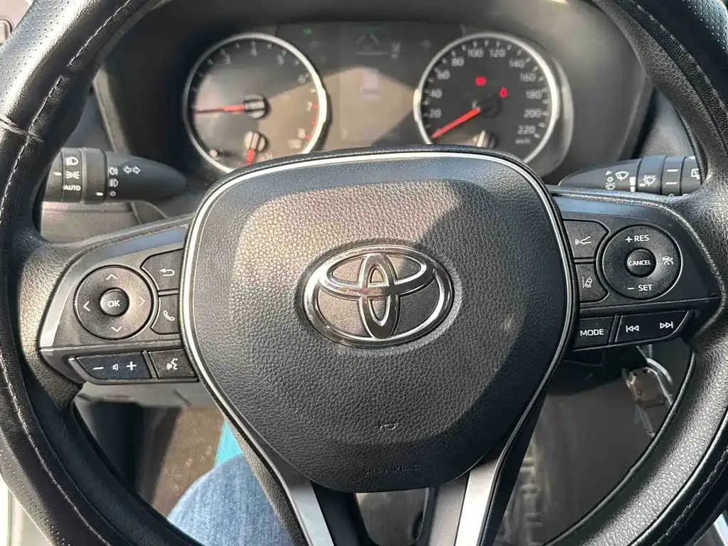 Toyota RAV4 — фото 10