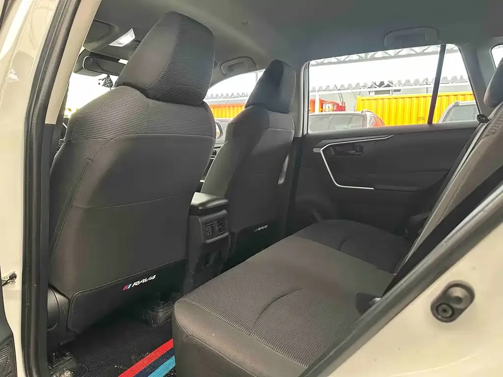 Toyota RAV4 — фото 4
