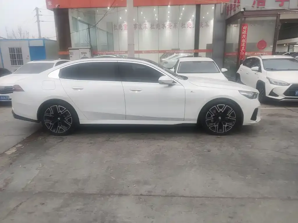 BMW 5 Series 2025 из CN, фото 6