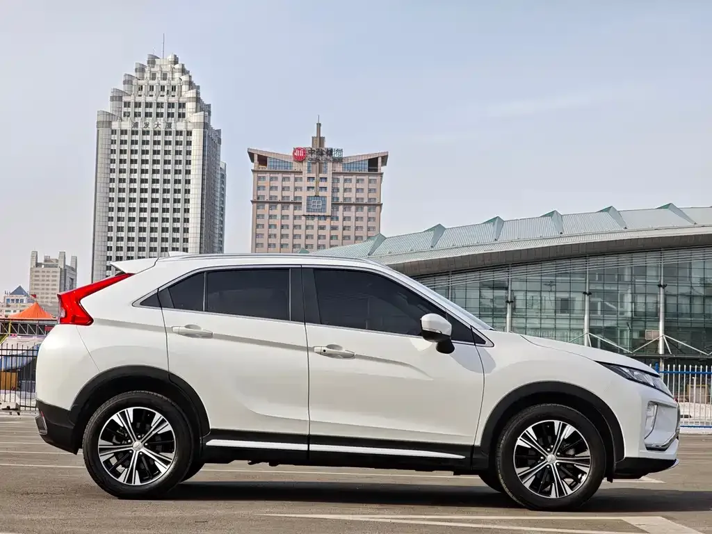 Mitsubishi Eclipse Cross — фото 9