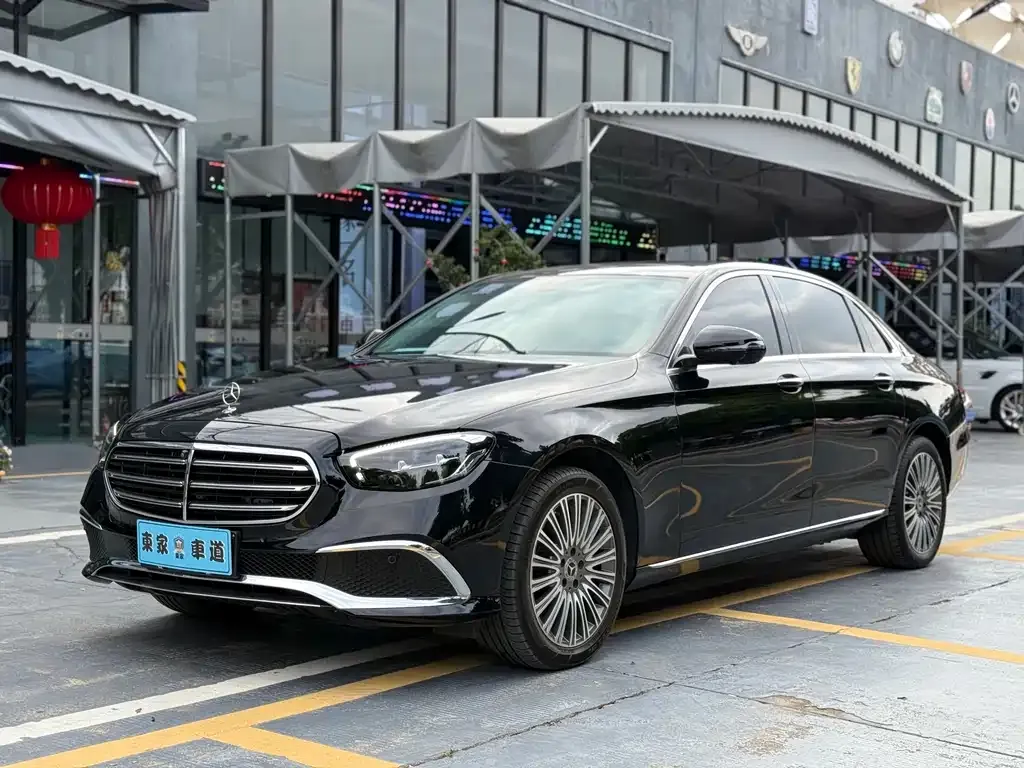 Mercedes-Benz E-Class — фото 1