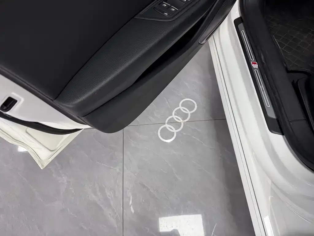 Audi A4L 2022 из CN, фото 4