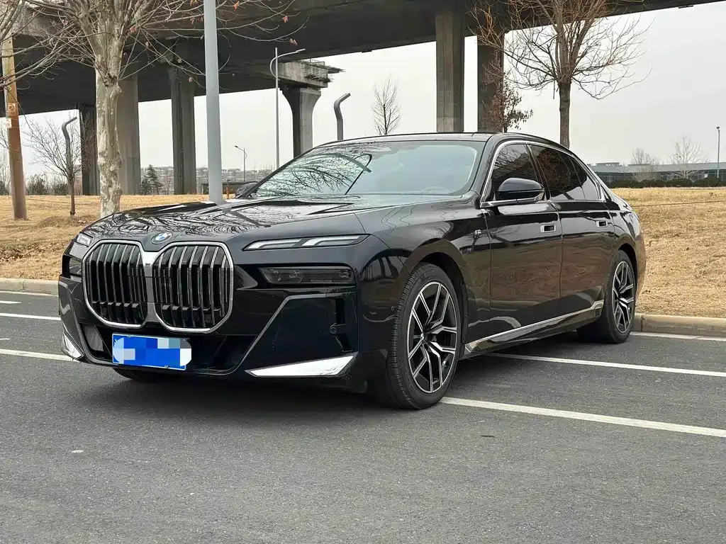 BMW 7 Series — фото 1