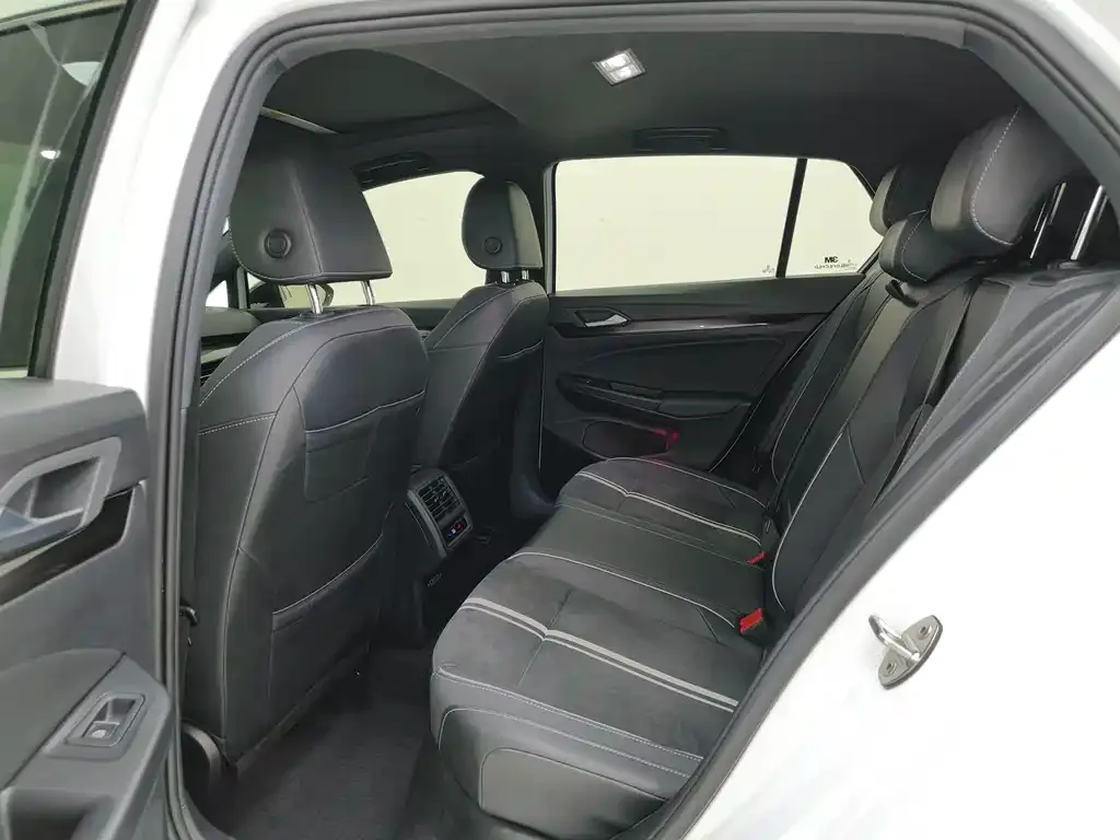 Volkswagen Golf 2022 из CN, фото 6