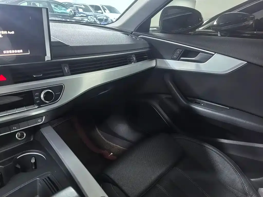 Audi A4L 2021 из CN, фото 9