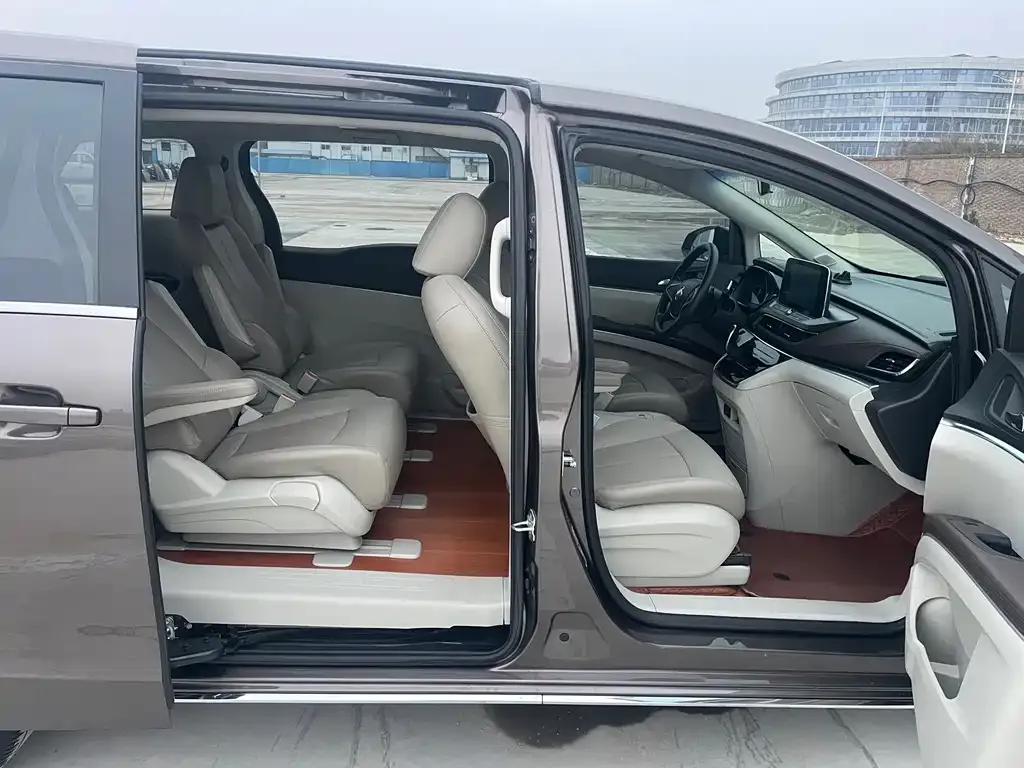 Buick GL8 2023 из CN, фото 3