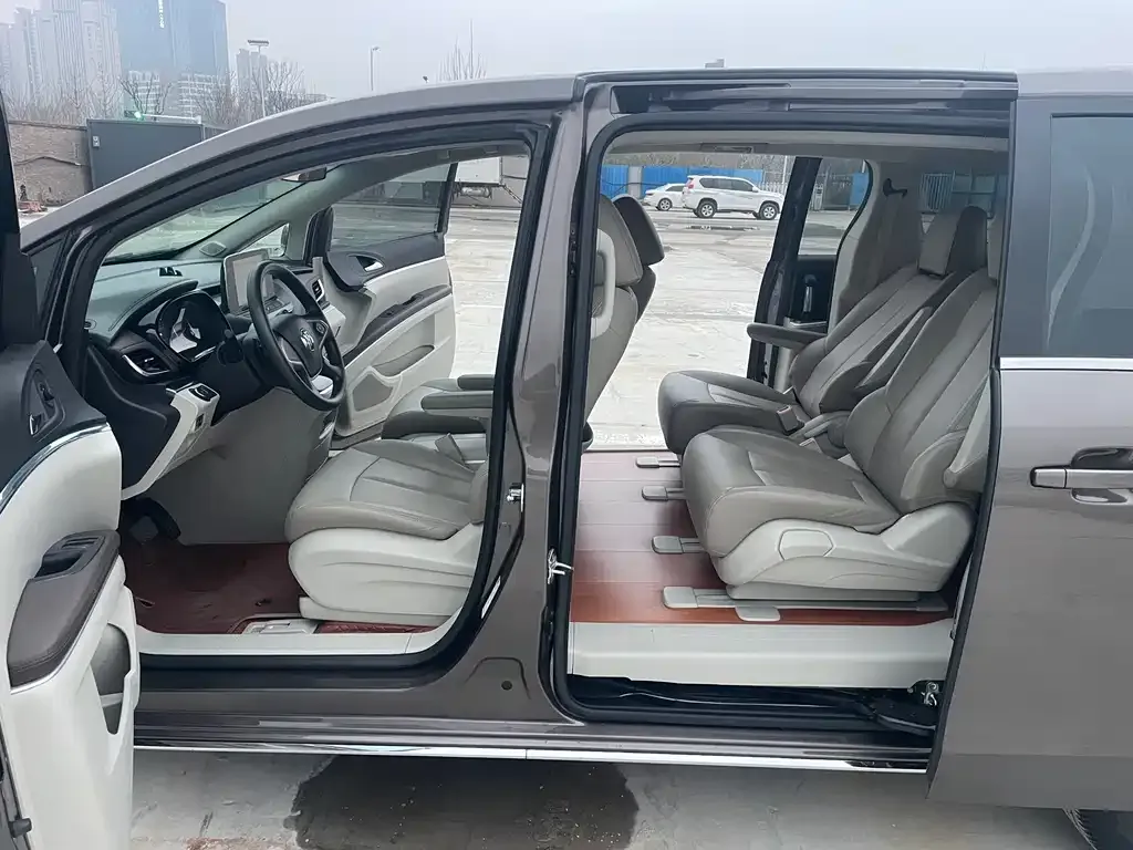 Buick GL8 2023 из CN, фото 2