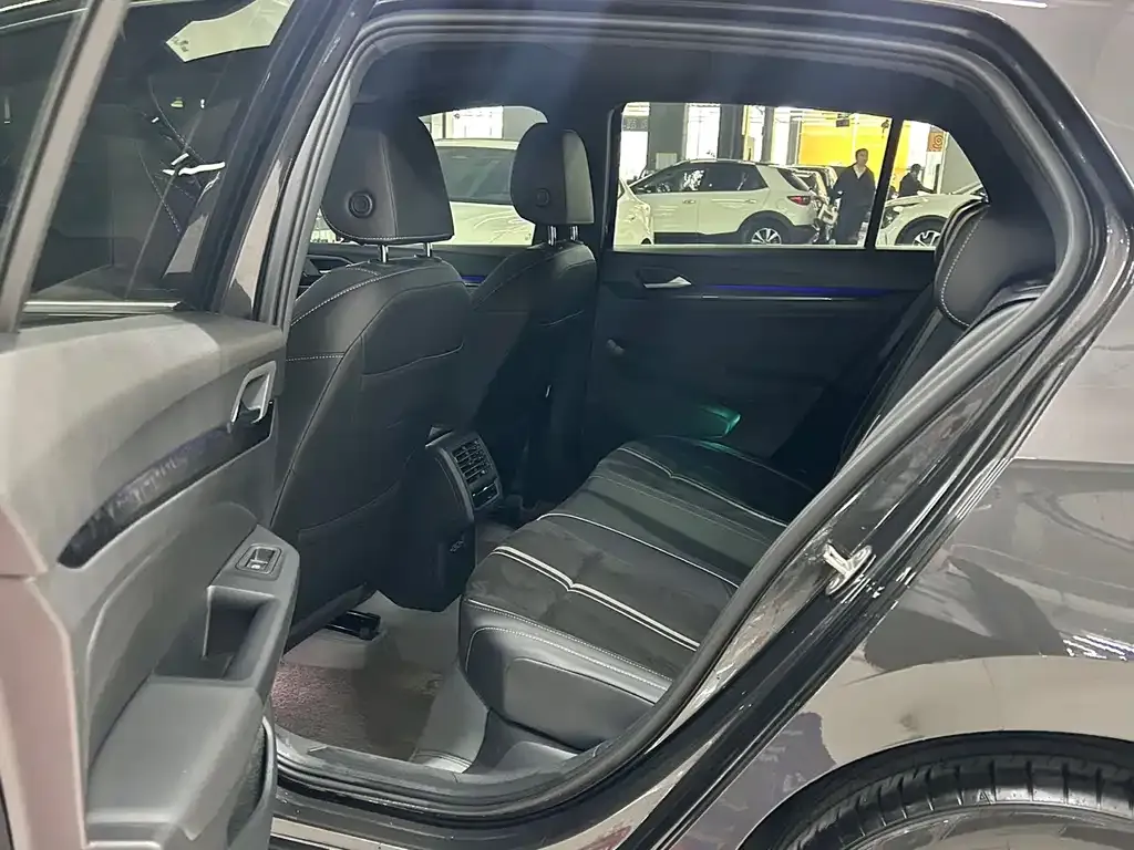 Volkswagen Golf 2023 из CN, фото 4