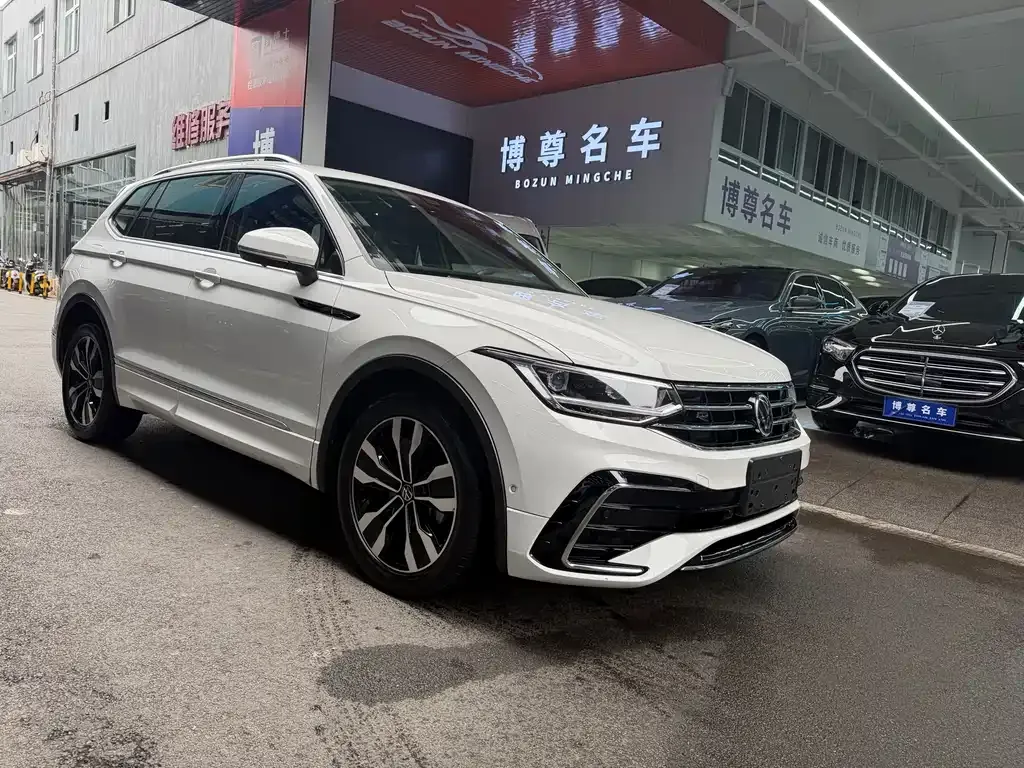 Volkswagen Tiguan L — фото 4